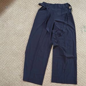 Size 10 lululemon noir pants